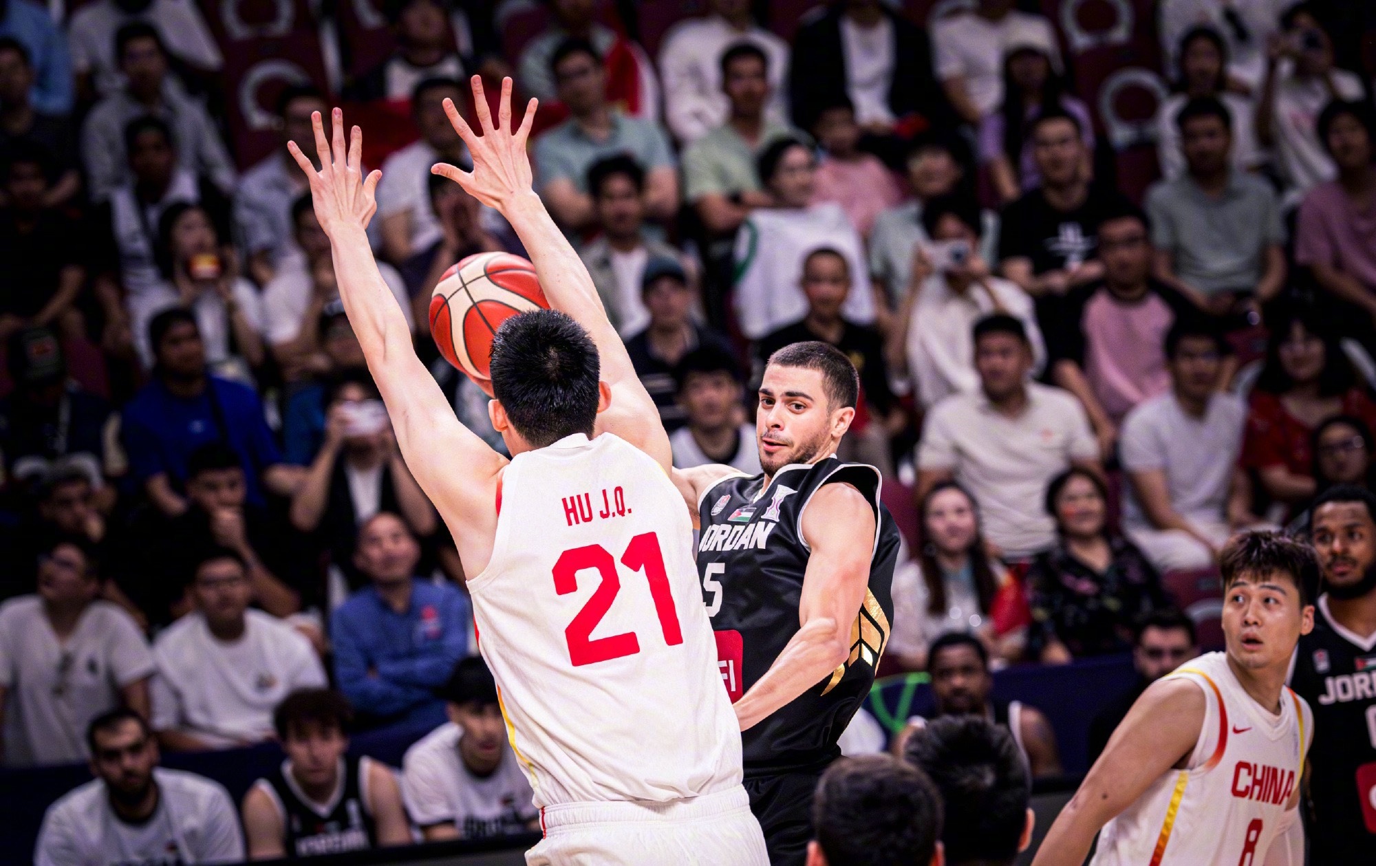 亚洲杯半决赛对决在即！广厦男篮演练定位球，广东男篮密集防守应对的简单介绍