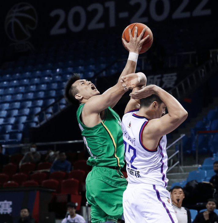 阿森纳八强战大胜巴塞罗那,郭艾伦砍下14记关键球,全场沸腾的简单介绍